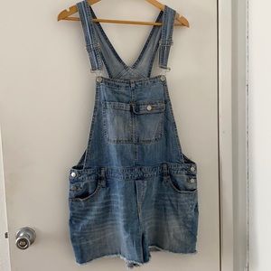 super cute overall shorts !